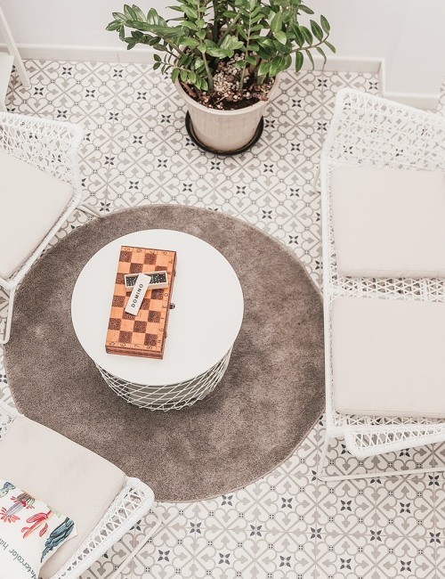 Mesa blanca con sillas blancas y una planta en maceta en Chill Out Condevega, Telde, Gran Canaria